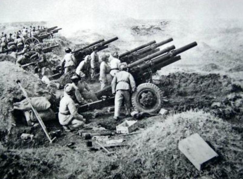 1946年，23岁董健民为保机密，携丈夫和儿子跳入