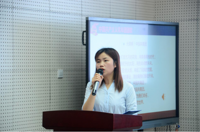 营山县化育中学举行学习习近平总书记五四讲话精神暨2020年新团员入团宣誓仪式