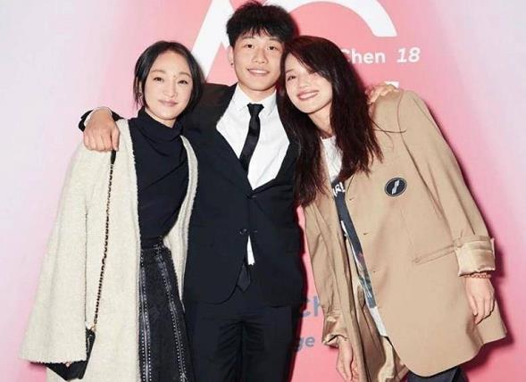 Son Chen Zunyou basks in Chen Kun to close with the schoolgirl according to, handsome male belle is very bright eye, the mirror that wear black extremely father