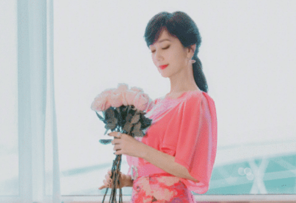 65岁赵雅芝调晒照不服老！手捧鲜花低似35岁，眼角卡粉有些尴尬