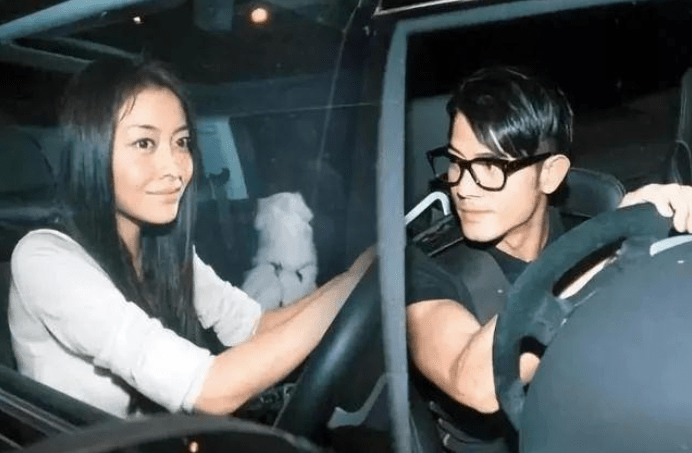 方媛带女儿旅行，不小心暴露坐经济舱遭热议，都在怪郭富城太小气
