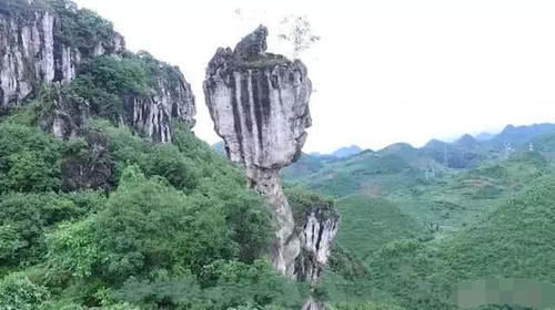 中国发现“奇石”，屹立悬崖千万年不倒，走近才能看到其中秘密