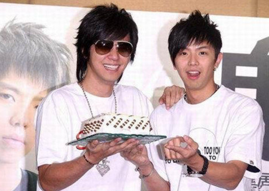 黄鸿升父亲拒绝罗志祥到灵堂，小猪深夜门口悼念，发动态广而告之