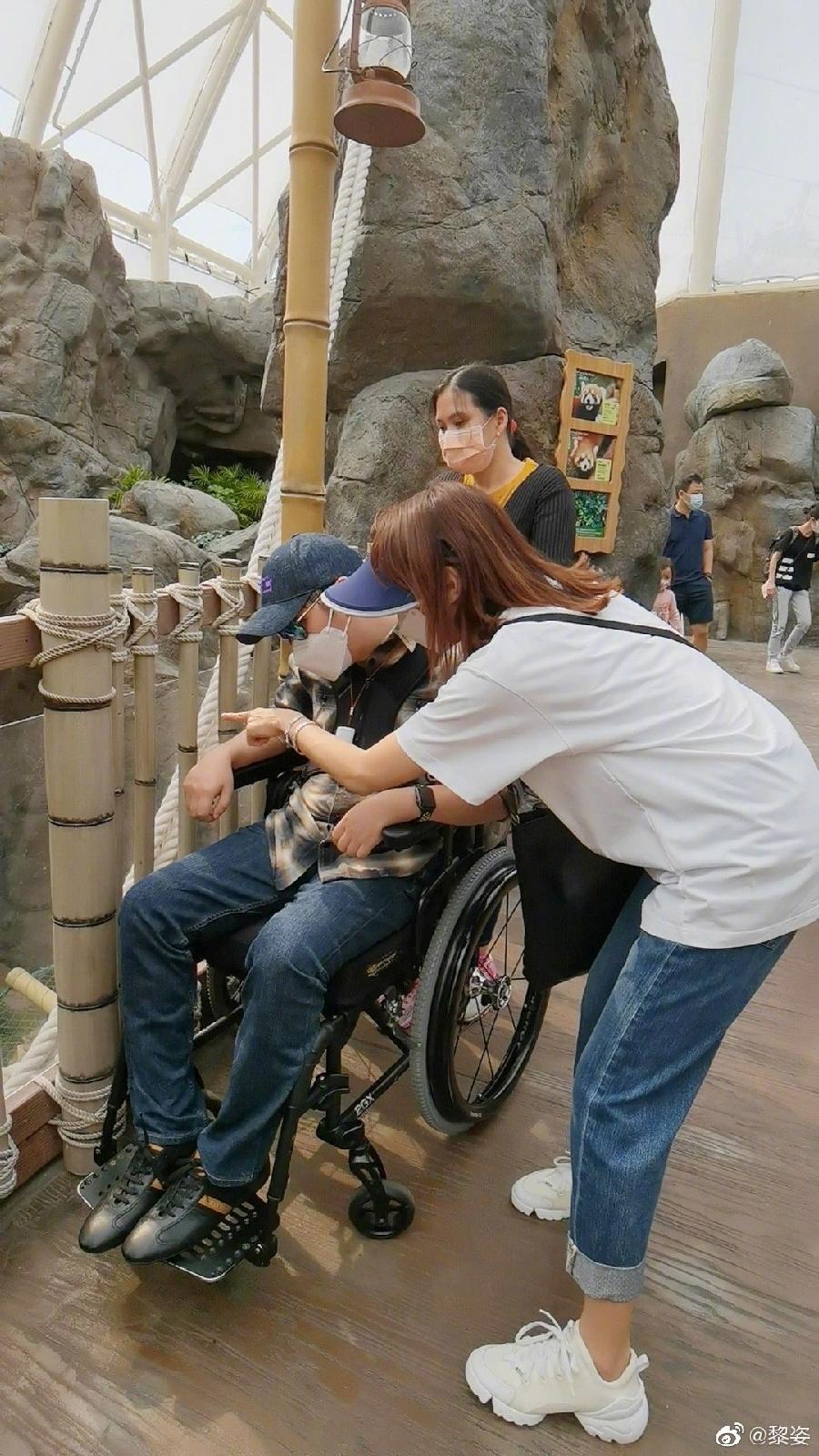 黎姿與家人共遊樂園，3​個​女兒穿著普通接地氣，弟弟坐輪椅