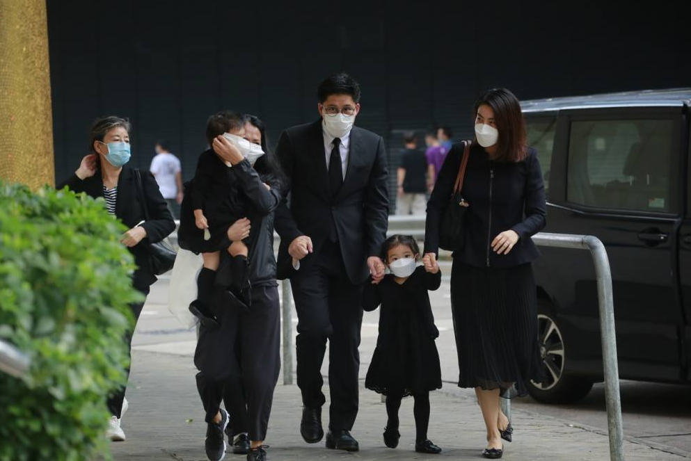 郭晶晶二女兒長大了，穿粉色波點裙做蛋糕，才3歲時尚力堪比奶奶