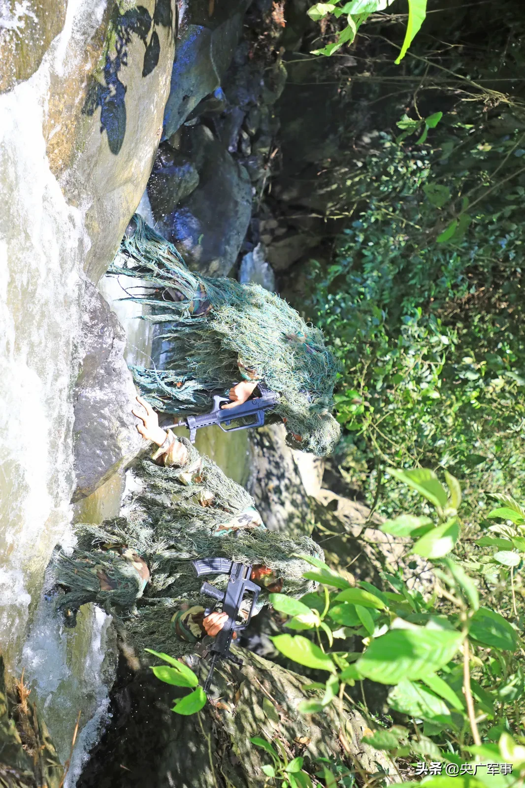 热带山岳丛林，侦察兵展开武装渗透破袭