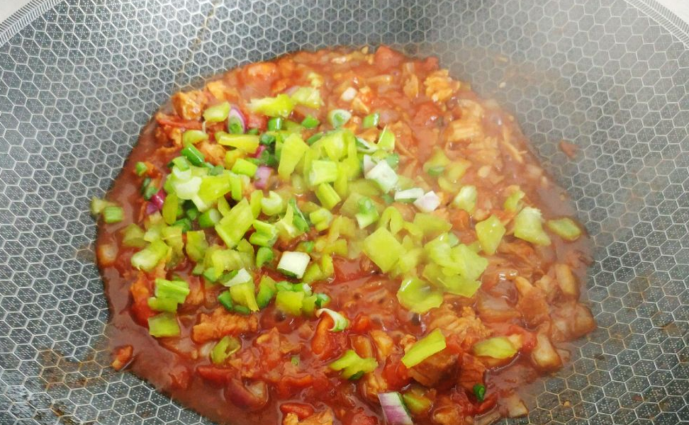 葱茄酱热拌面：合口的饭菜让人愉快，吃完还想吃