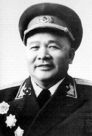 此人缺席解放战争，可在授勋时排在陈赓前面，