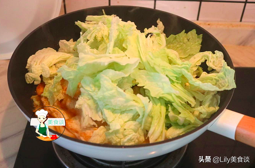 白菜燉豆腐時，先燉豆腐還是先炒白菜？ 都不對，大廚教你正確做法