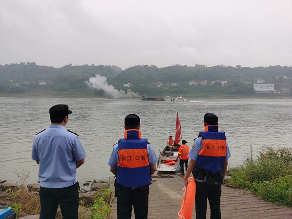 长江公安泸州警方联合多部门开展水上交通安全自救互救应急演练