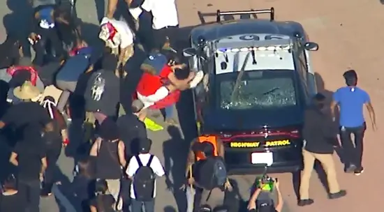 美国再爆？百万美国民众再次涌上街头，只因为