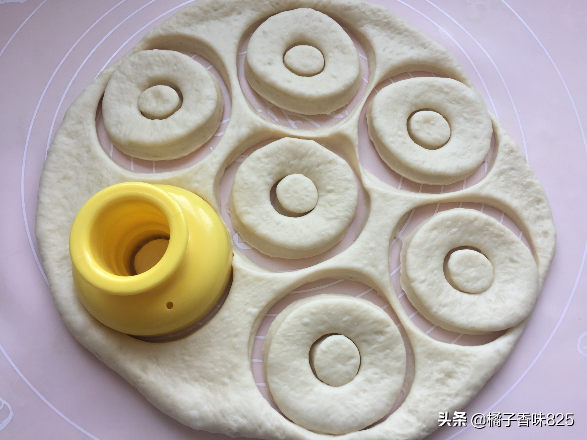 甜甜圈在家做，告別點外賣，蓬鬆酥軟吃起來就收不住嘴，太簡單了