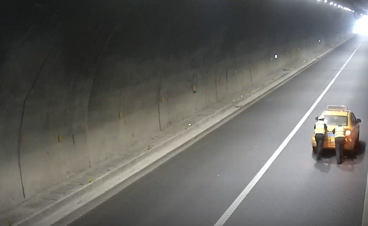 出租车高速路隧道抛锚 执法队员推车救援