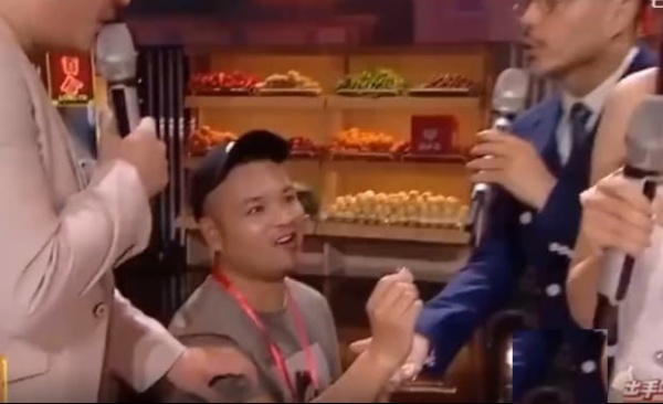 迪丽热巴直播遇突发状况：猥琐男拿戒指冲上台