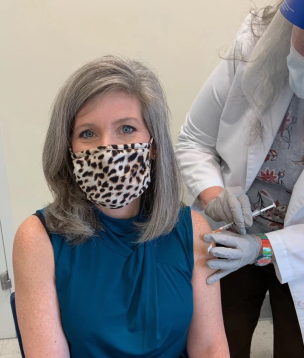 美共和黨議員大曬接種疫苗照，網友暴怒：你們之前說新冠是騙局