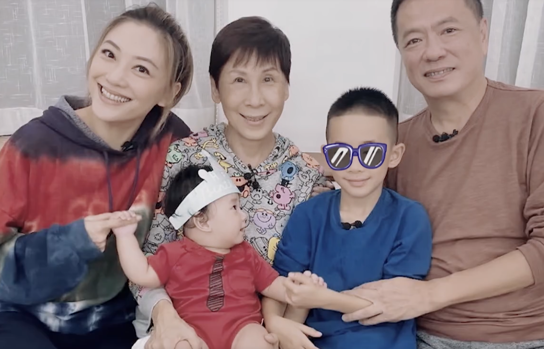 7歲jasper改大名了，陳小春岳母主動抱二寶，讓保姆先吃飯