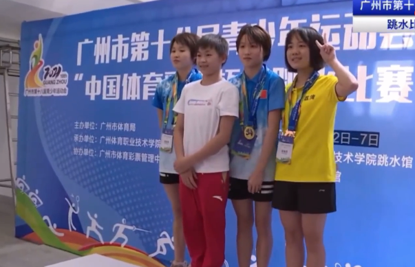 全红婵又被师哥带着玩一天！回母校观战，当颁奖嘉宾，莫名害羞