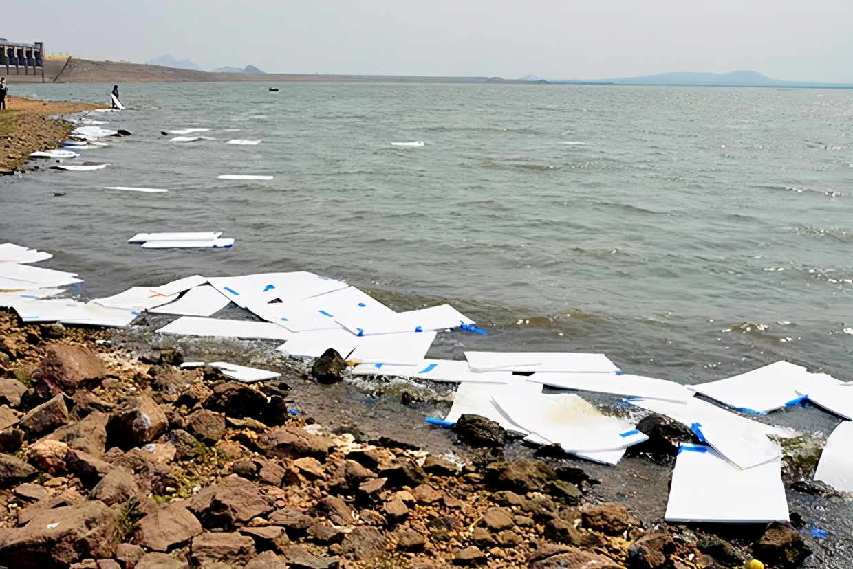 印度學美國給水庫蓋蓋子，泡沫板亂飛惹群嘲，原因無法說出口？