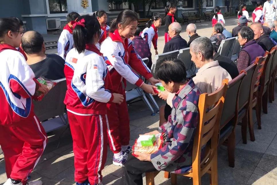 温暖老人心系列活动 | 夕阳无限好，人间重晚晴 