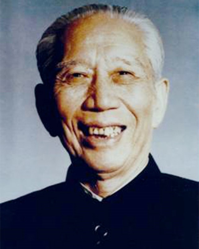 王震上将便衣视察，县长不讲理要抓他，王震如何处理？