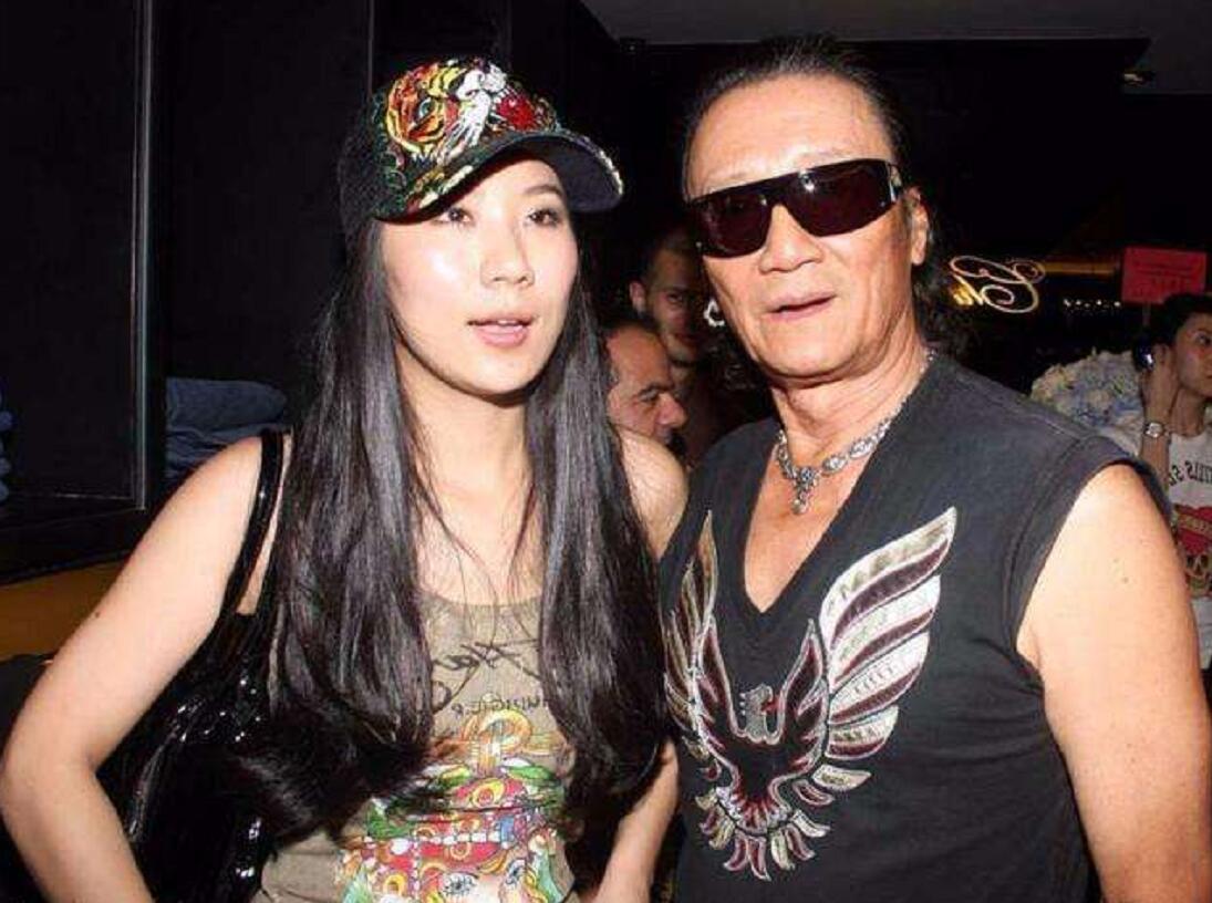 84岁谢贤终于摘下墨镜，面瘦肌黄似农民，喉咙大