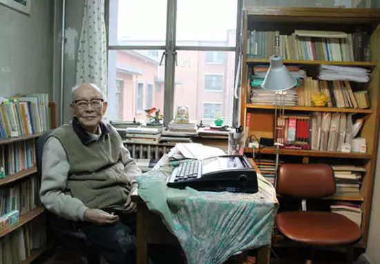 50岁改行，为26个字母研究三年 这位活了112岁的老