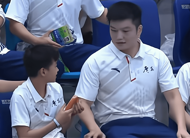 全红婵也追星？给樊振东剥肉肠，靠在肩头合影