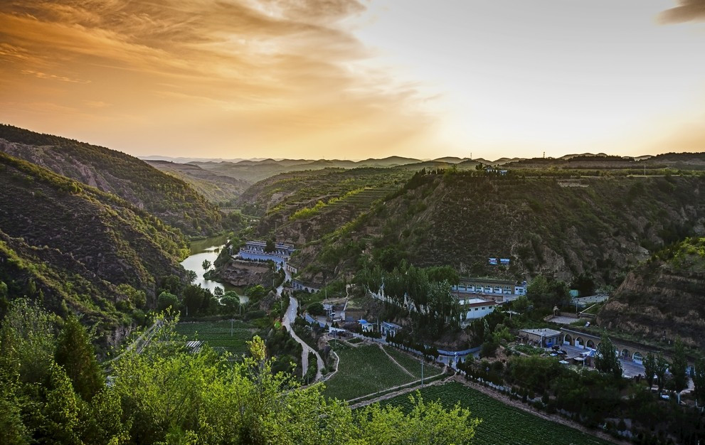 走好生态经济协调发展人与自然和谐共生之路