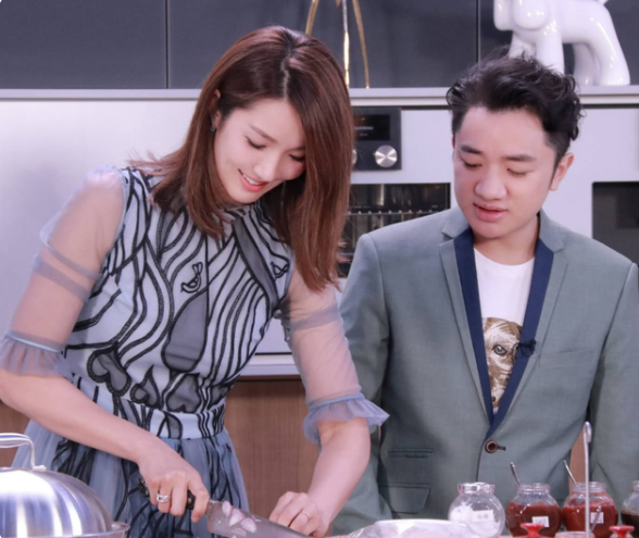 王祖蓝晒全家福，女儿“蒜头鼻”成亮点，网友：可惜了妈妈的颜值