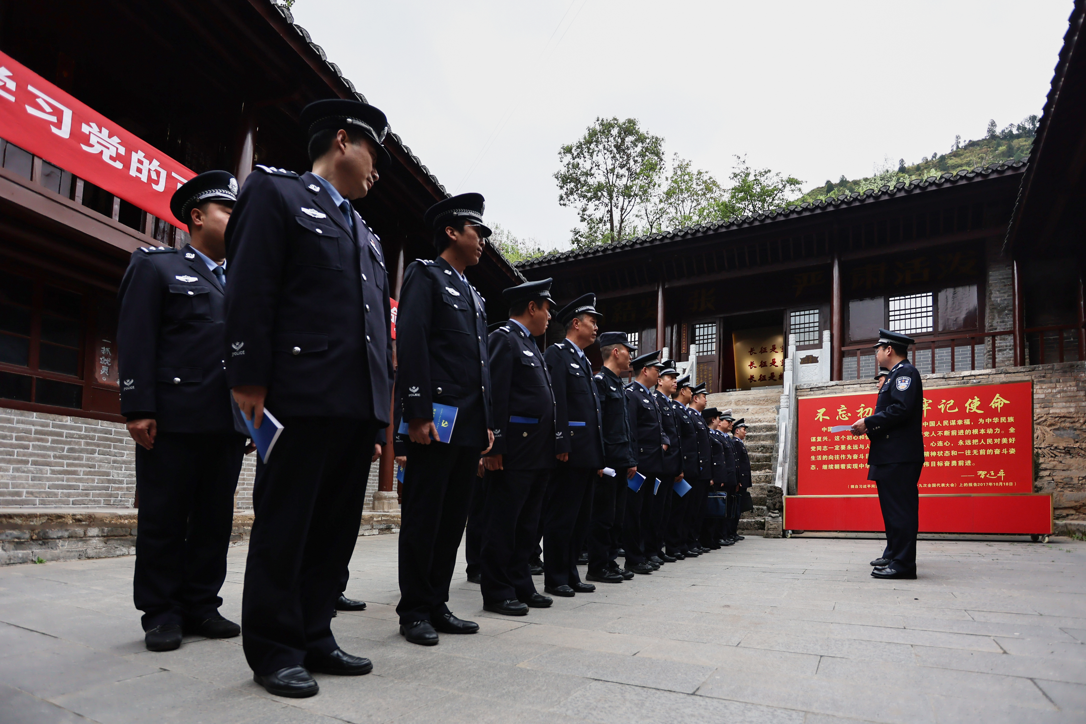 学党史，守初心，赞英模，担使命——记略阳县公安局利用红色教育基地开展党史和英模教育