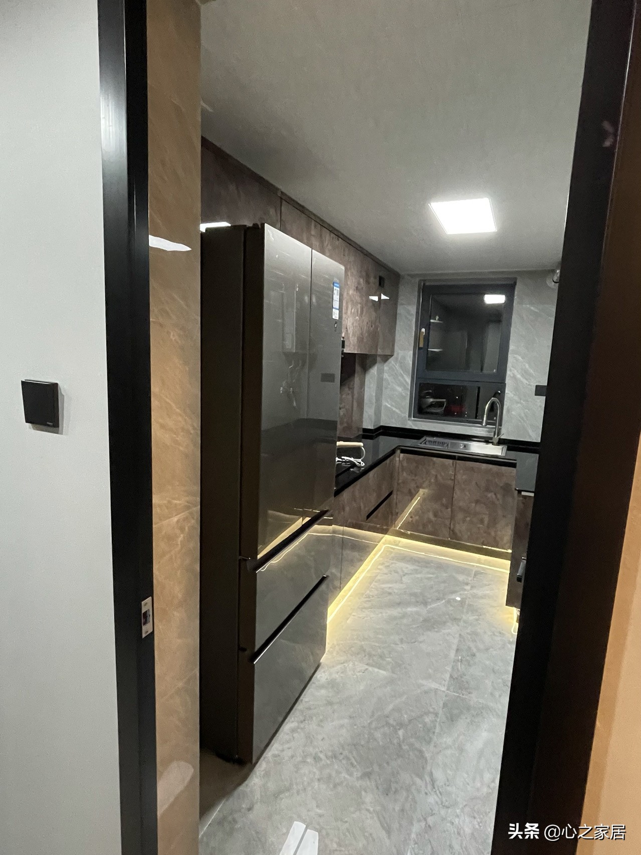 130㎡黑灰配的家装设计，暗淡低沉却彰显大气轻奢，简约而高大上