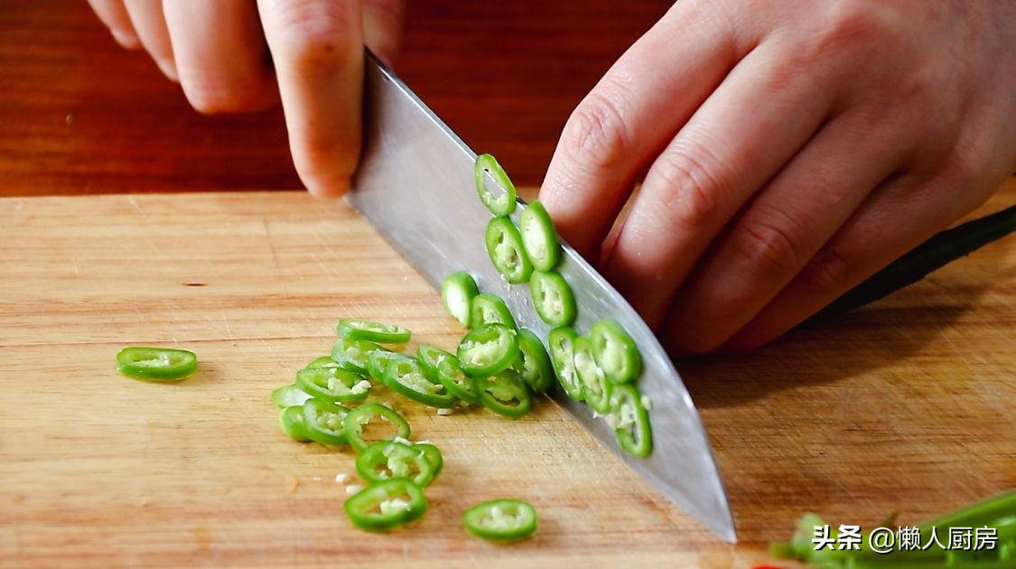 碰到這椰子別手軟，價格便宜，人人吃得起，塞進一隻雞，解饞