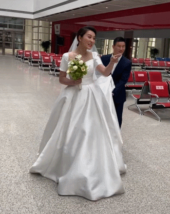 嘎子哥“二婚”言论争议删视频后，为老婆贴心