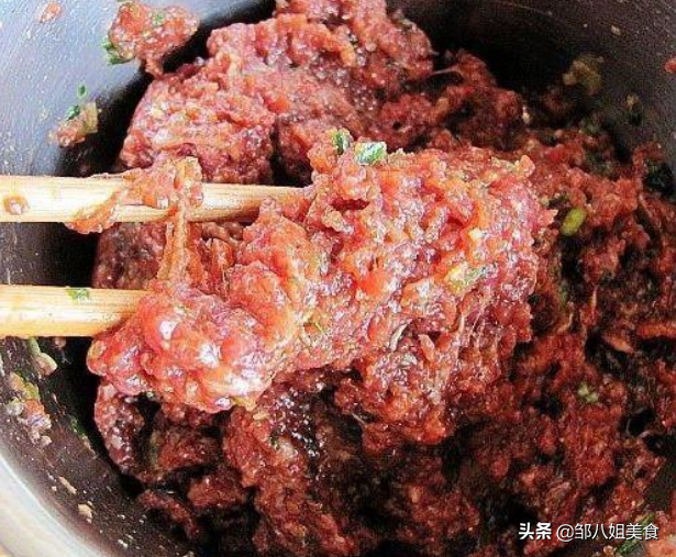 做牛肉馅饺子，记住“2放3不放1窍门”，饺子鲜香多汁，不腥不柴