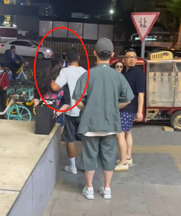 霍思燕与老公路边亲热互动！穿紧身短裤拉太高，秀一截白净大长腿