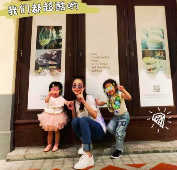郭富城小女儿走甜美风，跟方媛逛商场穿纱裙，郭咏希牛仔裤配布鞋