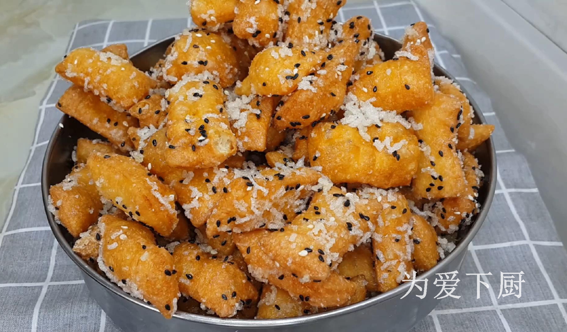 油條這做法才好吃，鍋裡炒一炒，個個焦脆香甜，出鍋全家人都愛吃