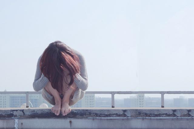 结婚三年，老公带着女人回家，我抱着我们的儿