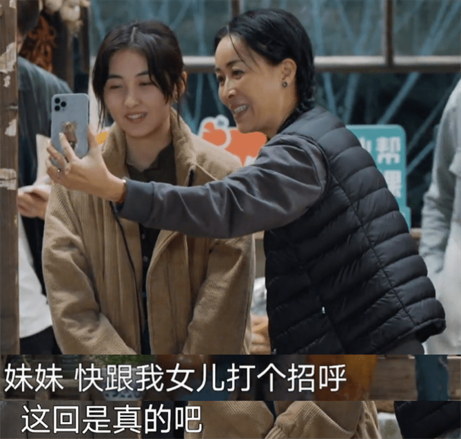 那英14岁女儿意外曝光正脸，小眼睛大鼻子像爸，高情商喊何炅哥哥