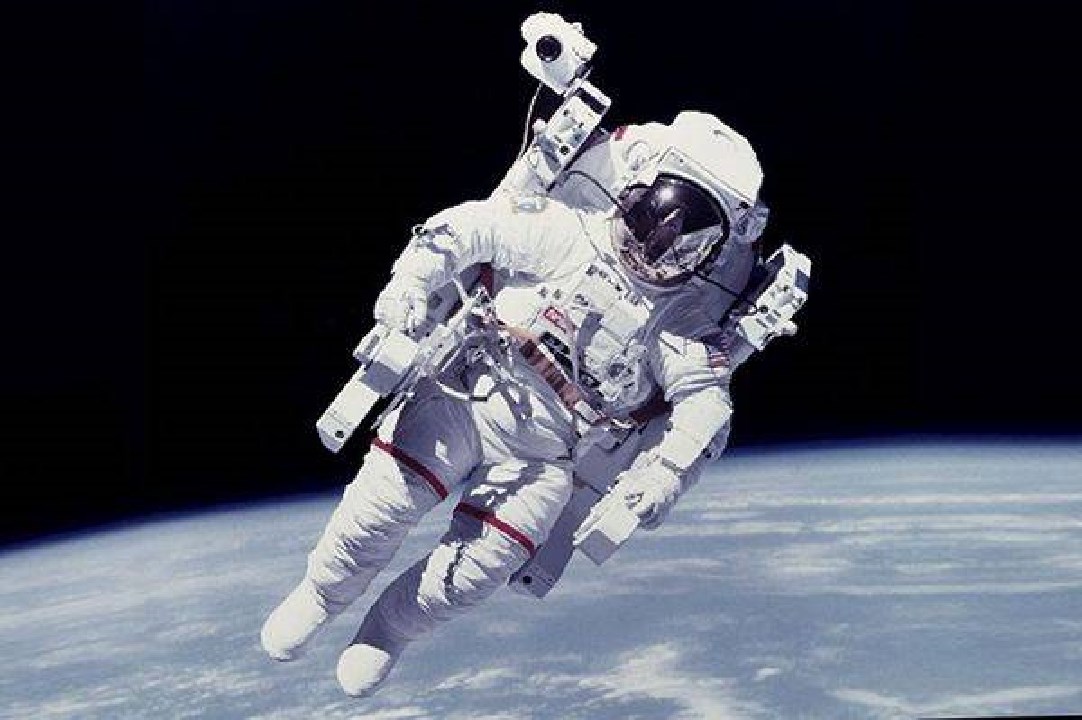 杨利伟在太空中听到“敲门声”，这神秘诡异的声音，究竟是什么？