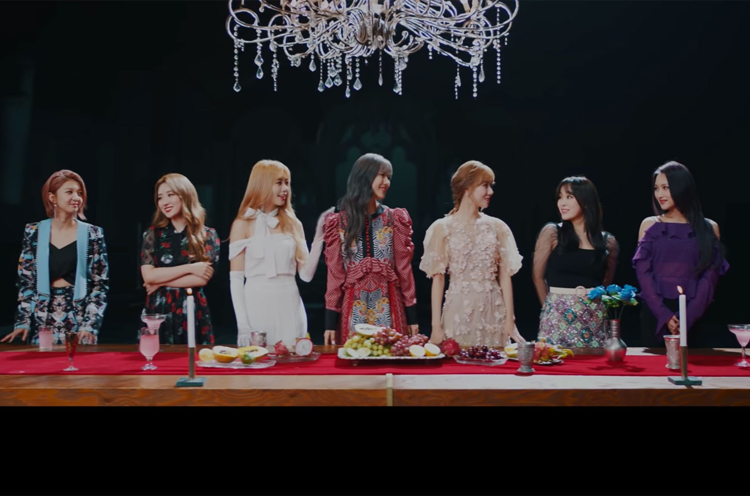 就这样,出道四年的dreamcatcher以独特的世界观和摇滚