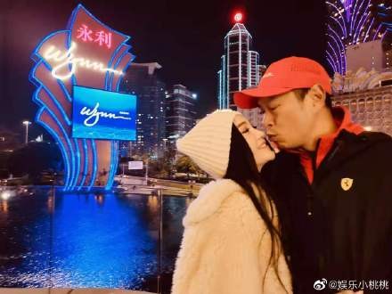 54歲溫碧霞曬全家福，一家三口像三代人，12歲養子像富豪老爸