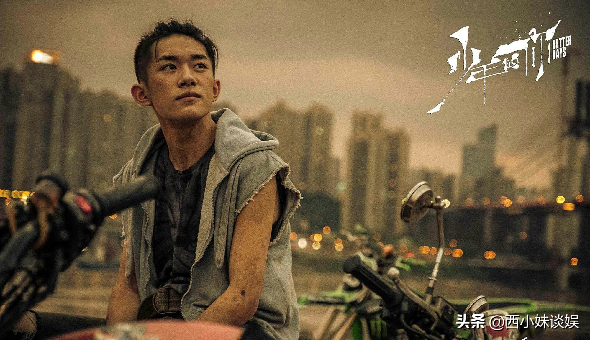 父亲是曾志伟，姐姐是曾宝仪，长相帅气的他，却选择站在幕后