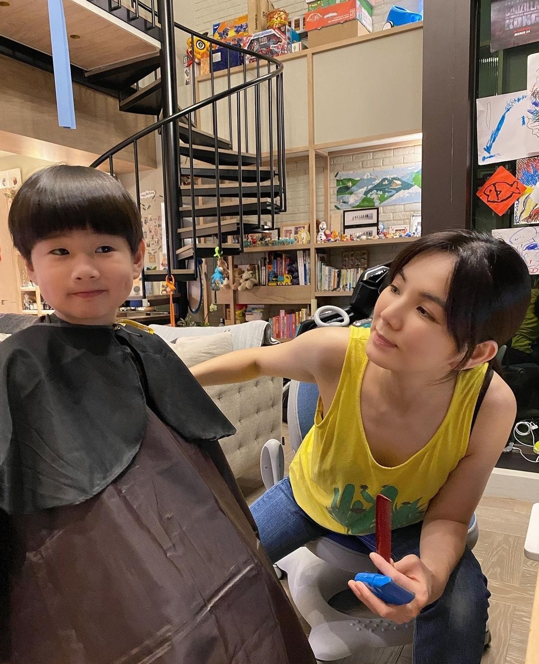 Ella亲自操刀给儿子理发，意外曝光豪宅内景，拥挤但很温馨