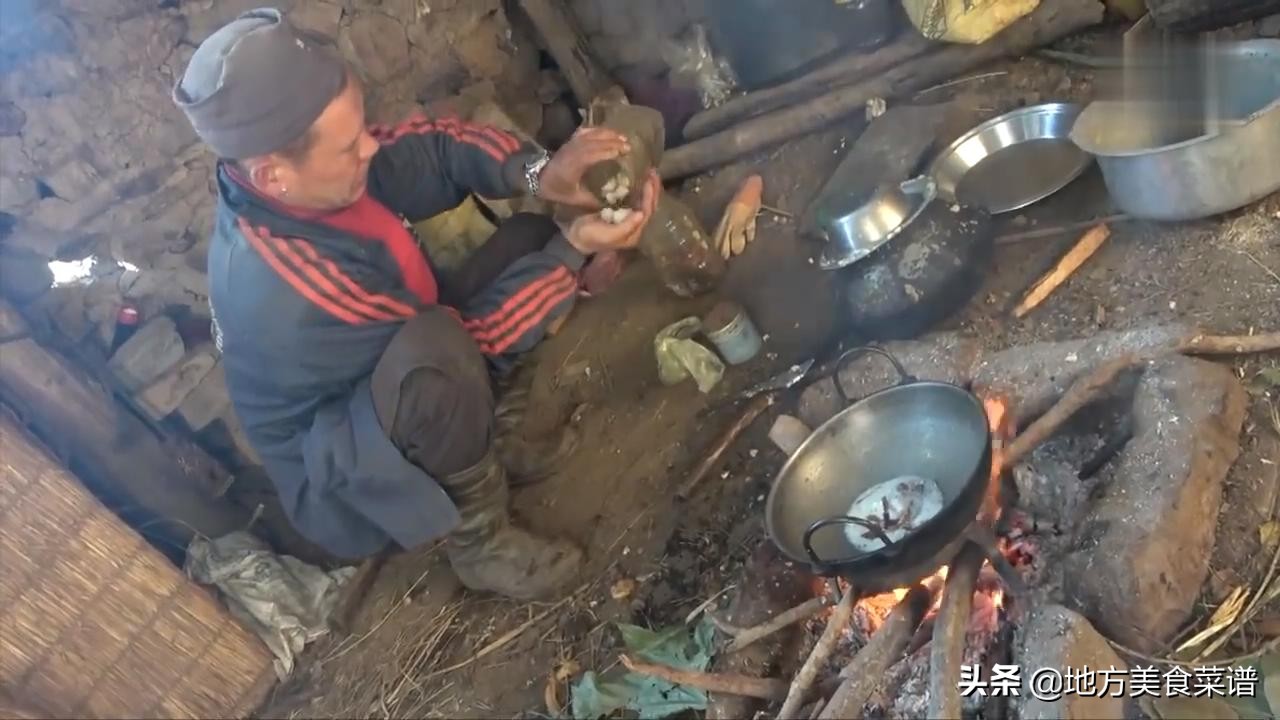 尼泊尔穷人的生活，炒菜用奶油，盐巴像石头，