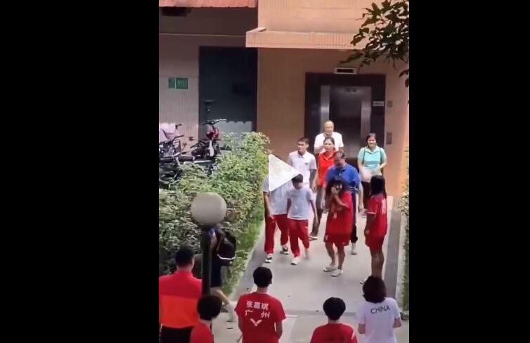 何威仪拎包，陈艾森护送，全红婵变团宠，小队员偶遇红姐兴奋捂嘴