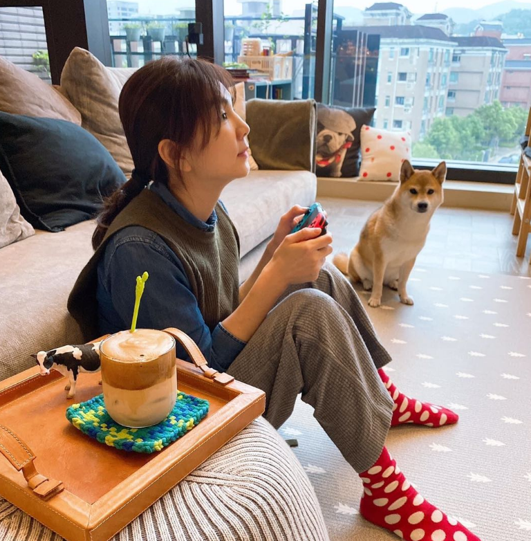 参观Ella的家，满屋纸皮箱，楼梯还是铁的，差点