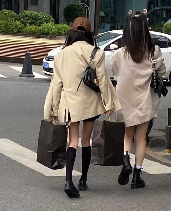 杨幂染红发逛街被拍！双腿太瘦没有腿肚子，曾被曝一次买30件衣服