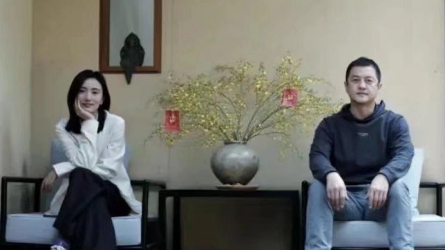 海哈金喜随李亚鹏一家散步，已顺利融入李家队列，但和李嫣零互动