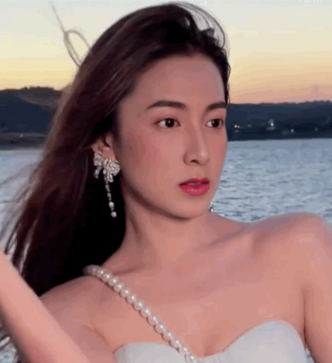 明星基因就服吴尊，女儿甜美可爱不说，儿子五官像是复制粘贴